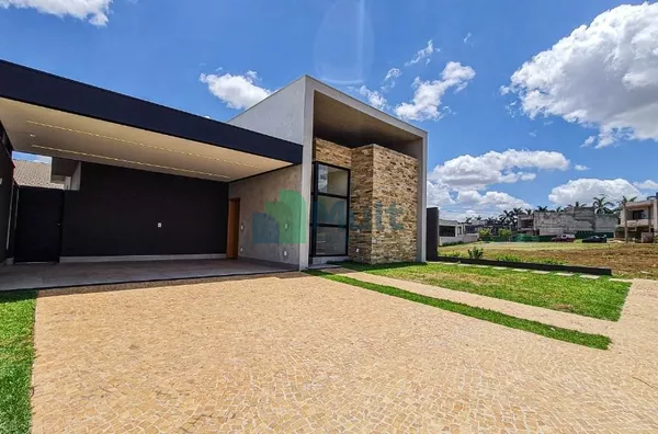 Casa Nova em Condomínio de Alto Padrão em excelente localização no Residencial Alto do Castelo com 364,50m² de terreno e 204,73m² de área construída.