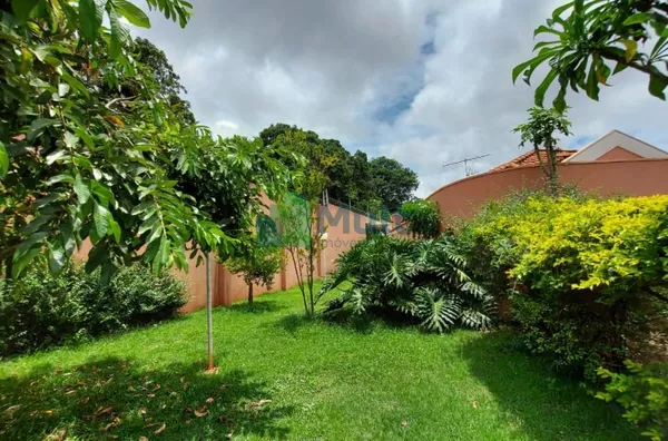 Linda Casa em Condomínio Fechado com 137m² de área útil e com terreno com 418m².