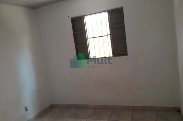 Casa térrea localizada no Bairro Jd. Paiva com terreno de 185m² e 60m² de construção, 2...