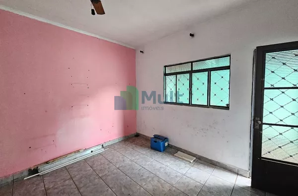 Casa Térrea localizada no Bairro Ipiranga com terreno de 280m² e 200m² de construção.