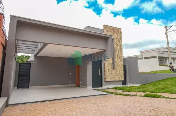 Casa Térrea em excelente localização no Condomínio San Tiago II com terreno de 491,34m² e 153,43m² de área privativa.