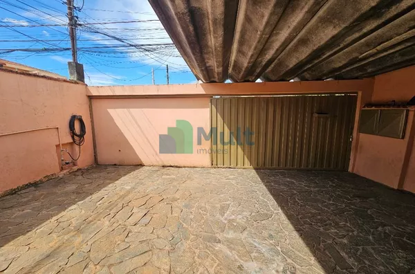 Casa térrea localizada no Bairro Campos Elísios com terreno de 484m² e 174,45m² de construção.