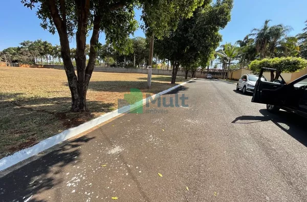 Terreno localizado no Cond. Bosque das Colinas ao lado do Royal Park com terreno de 855,87m².