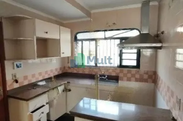 Excelente Sobrado Residencial/Comercial no Bairro Jardim América com 405m² de terreno e 315m² de área construída.