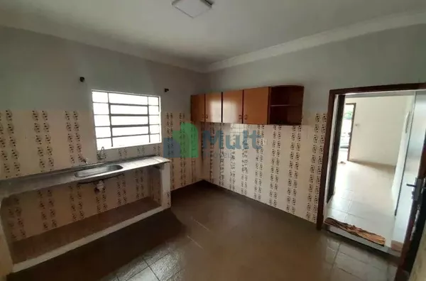 Casa Comercial em ótima localização na Zona Sul no Bairro Santa Cruz do José Jacques com  300m² de terreno e 142m² de área útil.