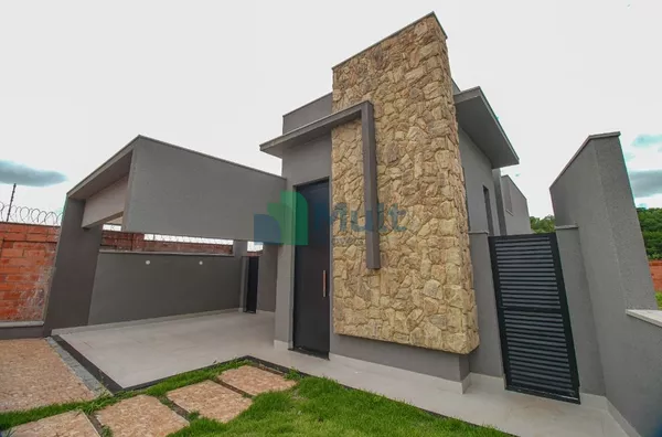 Casa Térrea em excelente localização no Condomínio San Tiago II com terreno de 491,34m² e 153,43m² de área privativa.