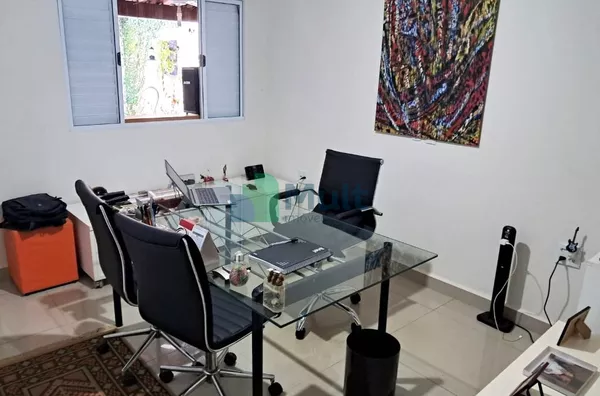 Casa Térrea  Residencial/Comercial em ótima localização no Bairro Sta. Cruz do José Jacques com 140m² de área útil.