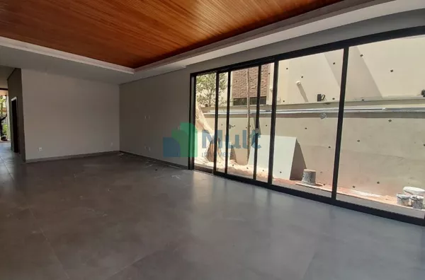 Sobrado de Alto Padrão com 4 suítes.