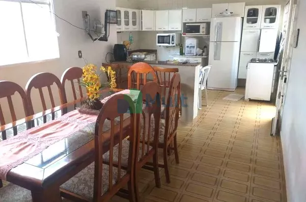 Casa Térrea em ótima localização no Bairro Jardim Castelo Branco com 200 m² de área total e 158,12 m² de área construída.