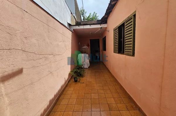 Casa térrea localizada no Bairro Campos Elísios com terreno de 484m² e 174,45m² de construção.