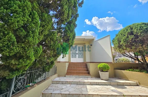 Propriedade localizada no coração da Cidade de Bonfim Paulista -SP com área de 14.994,10m² e 2065,43m² de área construída, 4 casas e muita área verde.