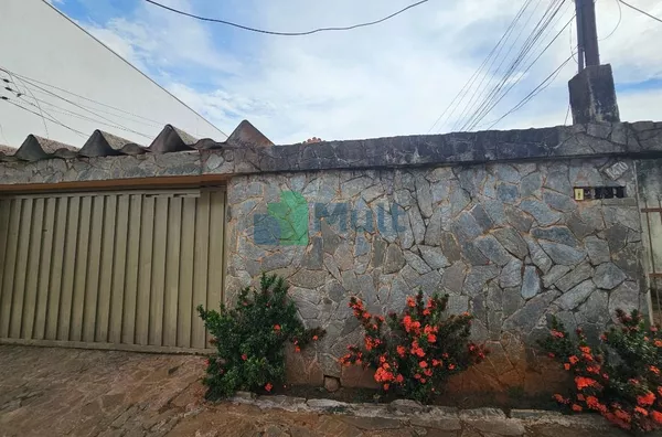 Casa térrea localizada no Bairro Campos Elísios com terreno de 484m² e 174,45m² de construção.