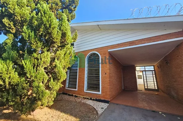 Casa Térrea em excelente localização no Bairro Jd América com terreno de 250m² e 155,64m² de área útil.