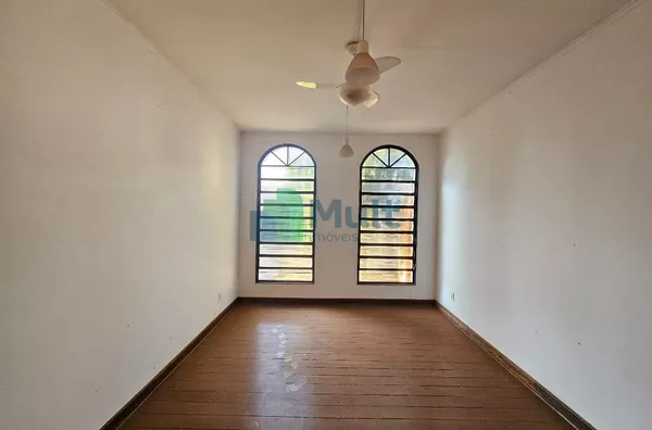Casa Térrea em excelente localização no Bairro Jd América com terreno de 250m² e 155,64m² de área útil.