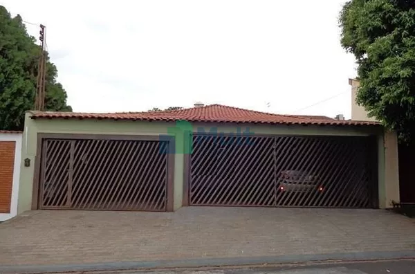 Casa Térrea em excelente localização no Bairro Jd. Irajá com terreno de 346,50m² e 260,92m² de área privativa.