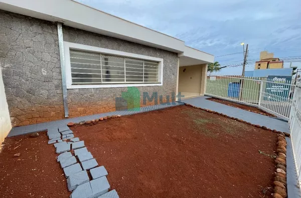 Casa Térrea localizada no Jd. Paulista com 330m², 3 dormitórios.