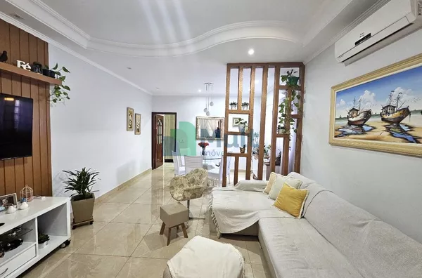 Linda Casa Localizada no Bairro Jardim Antártica com terreno de 270m² e 175,65 m² de construção, 3...