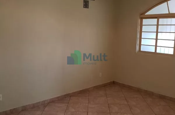 Casa Térrea localizada no Bairro Ipiranga com terreno de 215,36m² e 176,25m² de área construída.