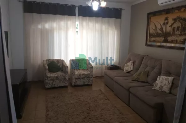Casa Térrea em ótima localização no Bairro Jardim Castelo Branco com 200 m² de área total e 158,12 m² de área construída.