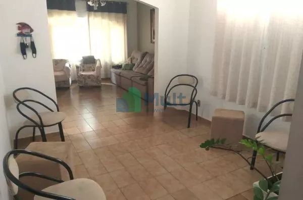 Casa Térrea em ótima localização no Bairro Jardim Castelo Branco com 200 m² de área total e 158,12 m² de área construída.