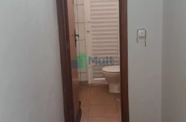 - Casa térrea no bairro Alto da Boa Vista, com 261m² de área construída