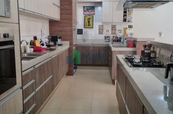 Casa com 3 quartos à venda, 175 m²