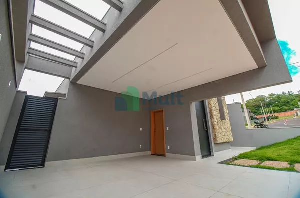 Casa Térrea em excelente localização no Condomínio San Tiago II com terreno de 491,34m² e 153,43m² de área privativa.