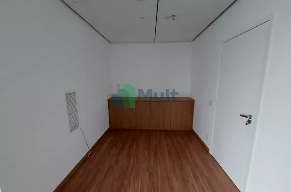 Ótima Sala Comercial com 82,45m² no Ed Saint Moritz