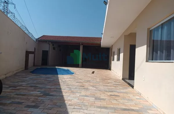 Casa Térrea Comercial/Residencial em excelente localização no Bairro Parque dos Bandeirantes com terreno de 401,70m² e 245,16 de área construída.