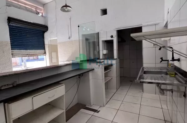 Salão Comercial com Piso frio / Pintura Nova / Laje, localizado no Bairro Campos Elísios com 70m² de área privativa.