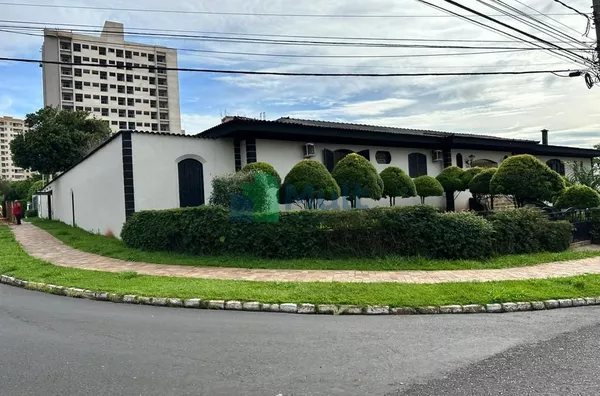 Casa Comercial com terreno de 1.705m² e 900m² aproximadamente de área útil localizado na Zona Sul.