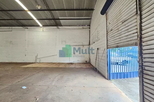 Galpão em excelente localização no Bairro Vila Elisa, próximo a Av. Mogiana e restaurante Tibursius, 340m² de terreno e 250m² de construção.