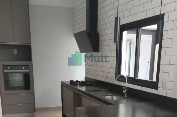Casa térrea em condomínio com 151m² de área útil e  3 suítes, piscina e varanda gourmet.