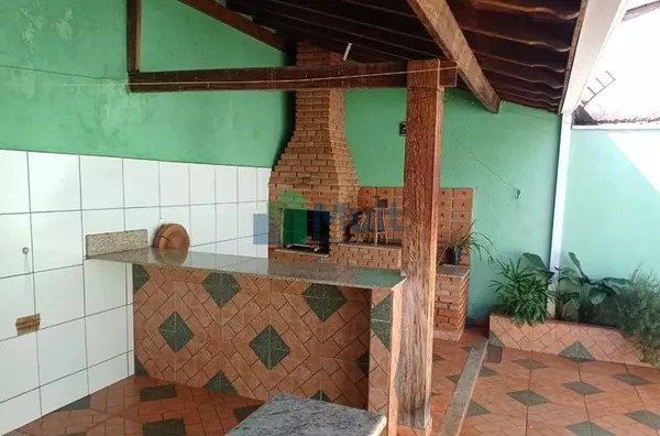 Casa térrea localizada no Bairro Palmares com terreno de 336m² e 213m² de  construção.