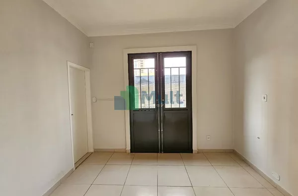 Sala Comercial no andar superior em excelente localização no Bairro Boulevard/ Centro com 50m² de área privativa.