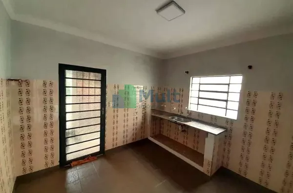 Casa Comercial em ótima localização na Zona Sul no Bairro Santa Cruz do José Jacques com  300m² de terreno e 142m² de área útil.