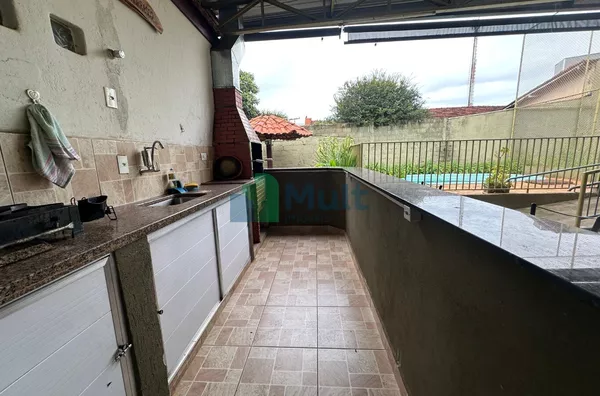 Conjunto de 3 imóveis sendo, uma área de lazer, sobrado e um ponto comercial 
