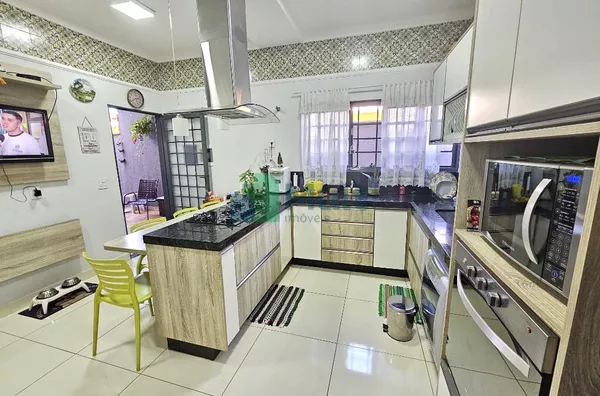 Linda Casa Localizada no Bairro Jardim Antártica com terreno de 270m² e 175,65 m² de construção, 3...