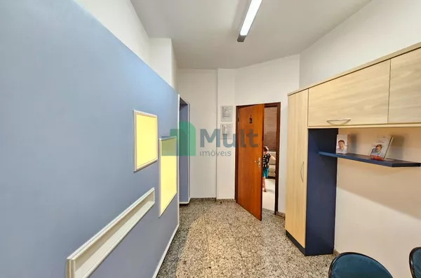 Linda Sala em condomínio fechado, localizada no Bairro Alto da Boa Vista  na Av Independência com 33 m² de área útil.