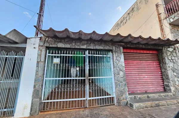 Casa Térrea localizada no Bairro Ipiranga com terreno de 280m² e 200m² de construção.