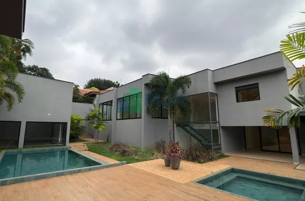 Casa de Alto Padrão localização em Condomínio fechado com 1416,58m² de terreno e 772,91m² de área útil.