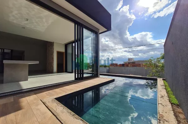 Casa  em Condomínio de Alto Padrão em excelente localização no Residencial Alto do Castelo com 437,98m² de terreno e 229,48m² de área construída.