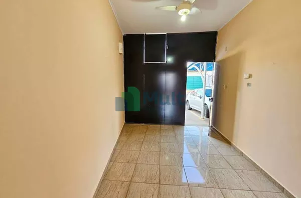 Casa Comercial em excelente localização no Bairro Jd. América, 2 quadras da Av. Presidente Vargas com 227m² de área útil,