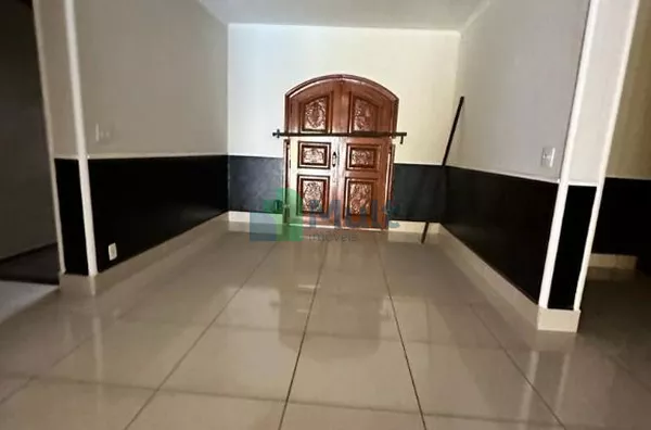 Casa Comercial com terreno de 1.705m² e 900m² aproximadamente de área útil localizado na Zona Sul.