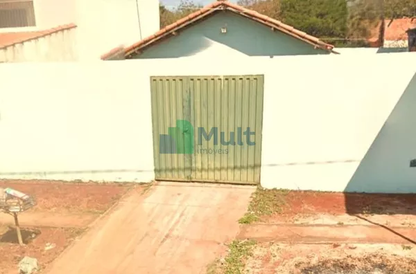 Casa térrea localizada no Bairro Jd. Paiva com terreno de 185m² e 60m² de construção, 2...