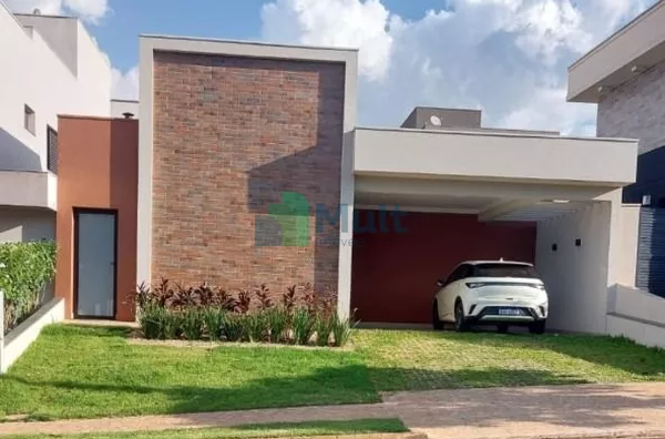 Casa térrea em condomínio com 151m² de área útil e  3 suítes, piscina e varanda gourmet.