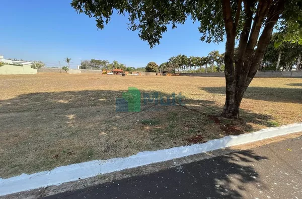 Terreno localizado no Cond. Bosque das Colinas ao lado do Royal Park com terreno de 855,87m².