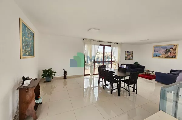 Cobertura localizada no Centro da Cidade, próximo ao Shopping Santa Úrsula com 287,50 m² de área útil.