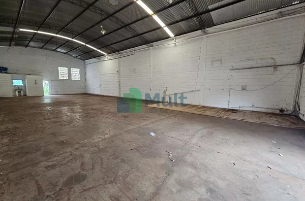 Galpão em excelente localização no Bairro Vila Elisa, próximo a Av. Mogiana e restaurante Tibursius, 340m² de terreno e 250m² de construção.