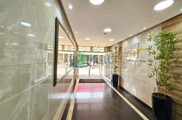 Sala Comercial em excelente localização no Centro da Cidade com 88,35m² de área privativa. São 2  salas privativas.